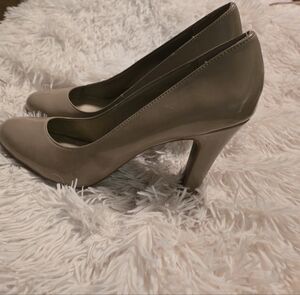 BANDOLINO tan patent leather 3" heels